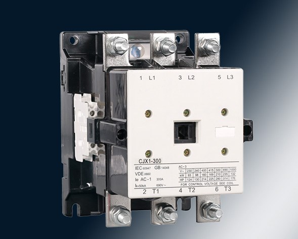 CJX1交流接觸器適用于交流50Hz或60Hz、電壓至690V、電流至475A的電力線(xiàn)路中，供遠(yuǎn)距離頻繁起動(dòng)和控制電動(dòng)機(jī)及接通與分?jǐn)嚯娐?。?jīng)加裝機(jī)械聯(lián)鎖機(jī)構(gòu)后組…